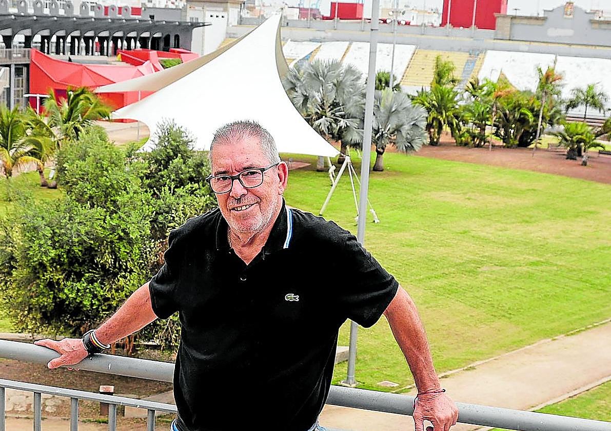 Imagen principal - Arriba, Pacuco Rosales, protagonista del ascenso de Segunda B a Segunda con la UD. Debajo, a la izquierda, Juan Manuel Rodríguez; y a la derecha, Juanito Rodríguez.