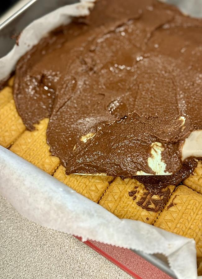 Cubrimos las galletas con el chocolate fundido.