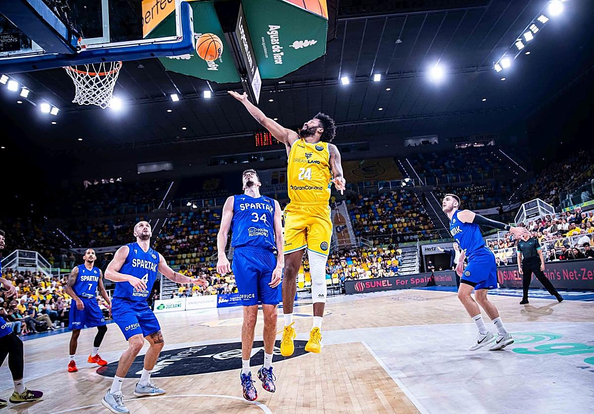 Angola lanza en situación acrobática en el Gran Canaria Arena.