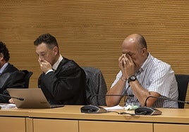 El acusado, José Hilarión Cabrera, tapándose la cara junto a su letrado Jorge Cuadra.