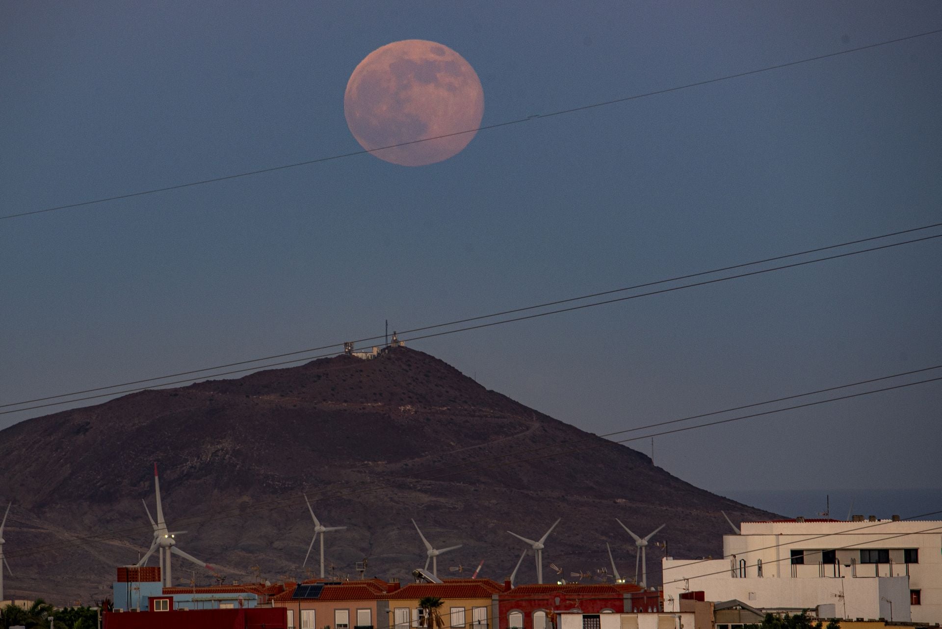 Así brilla la superluna en el cielo de Gran Canaria