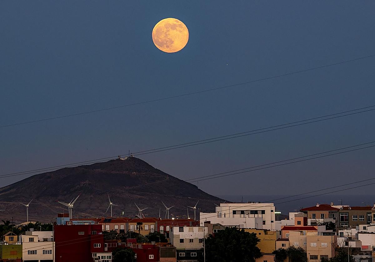 Más grande y más brillante: la mayor superluna del año encandila a Canarias