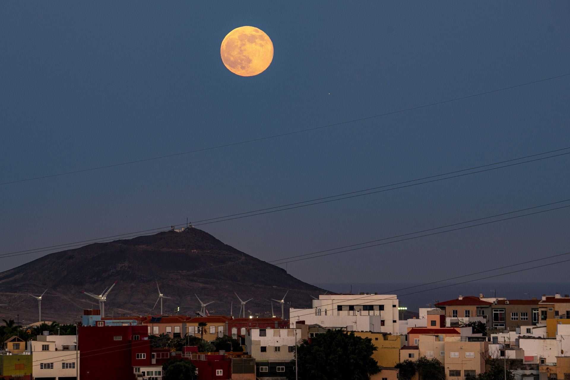 Así brilla la superluna en el cielo de Gran Canaria