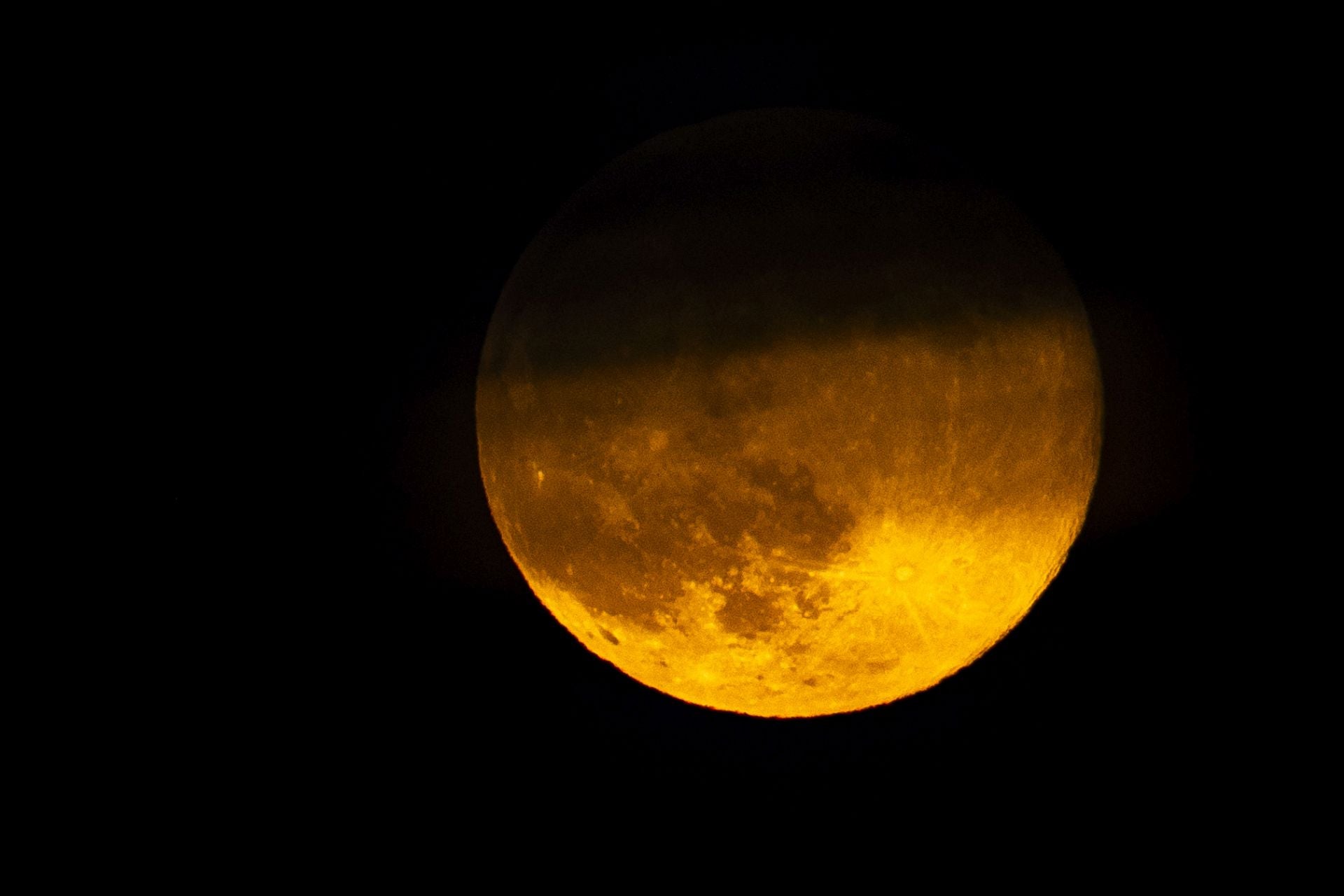 Así brilla la superluna en el cielo de Gran Canaria
