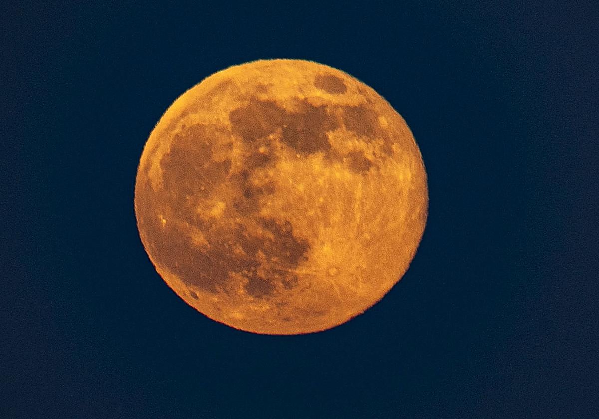Así brilla la superluna en el cielo de Gran Canaria