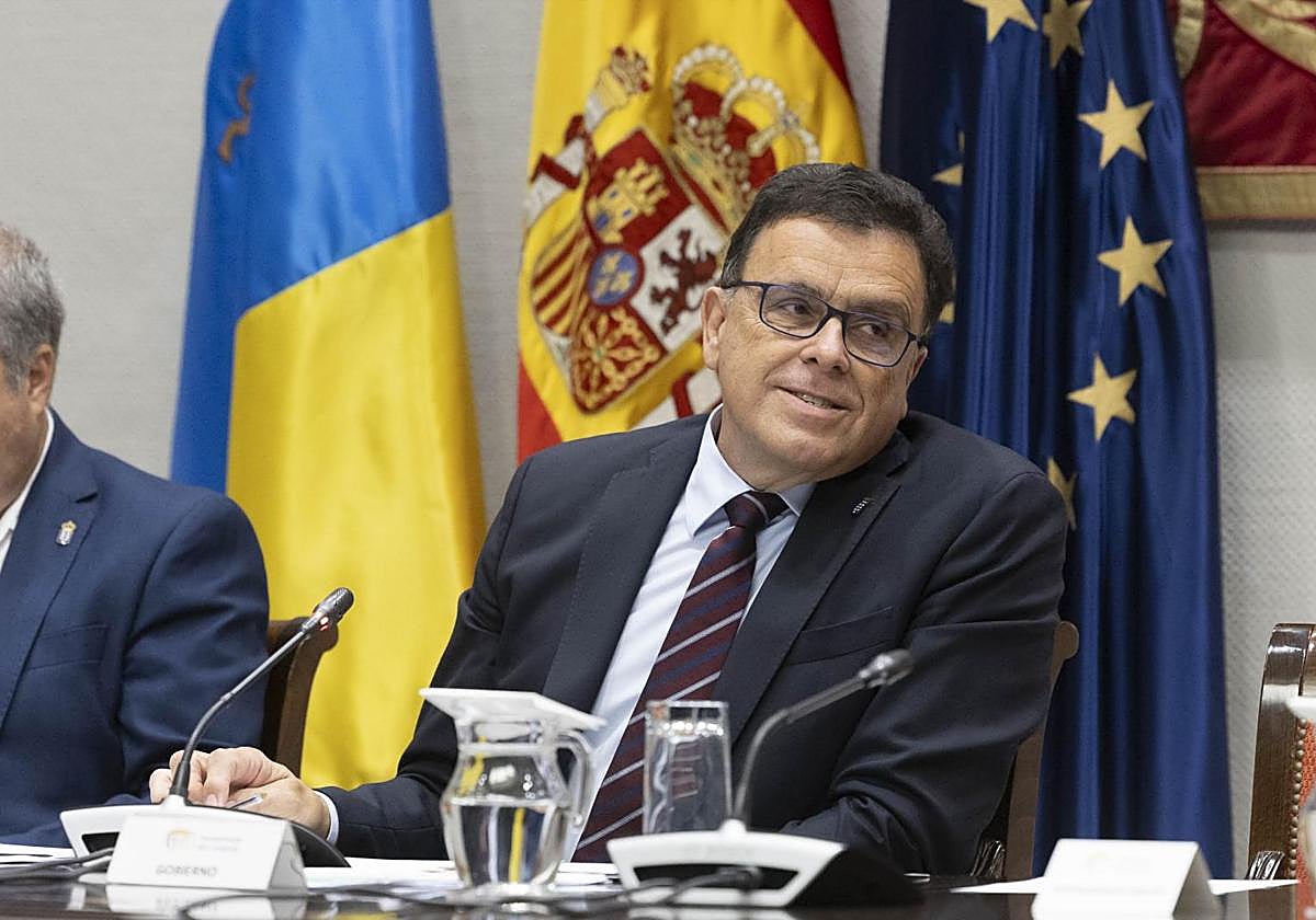 El consejero de Política Territorial del Gobierno de Canarias, Manuel Miranda, durante la presentación del presupuesto de su área.