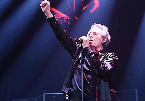 Miguel Ríos, en plena actuación.