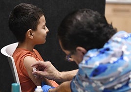 Un niño recibe una dosis de la vacuna del sarampión.