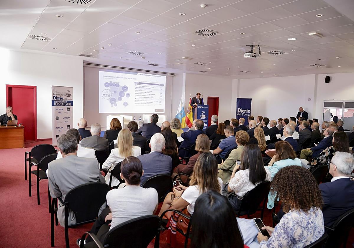 Imagen principal - Distintos momento de la intervención del ministro de Transportes, Öscar Puente. 