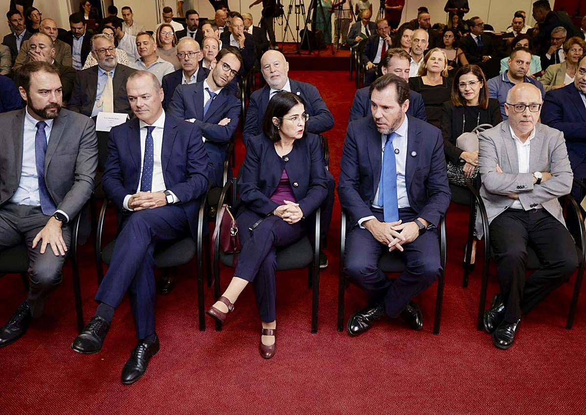 Imagen secundaria 1 - Distintos momento de la intervención del ministro de Transportes, Öscar Puente. 