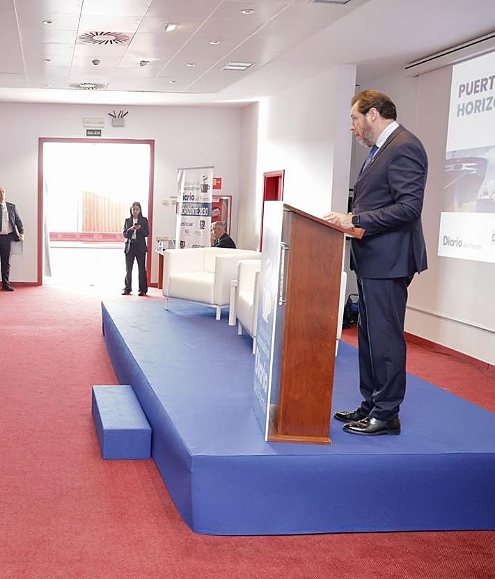 Imagen secundaria 2 - Distintos momento de la intervención del ministro de Transportes, Öscar Puente. 