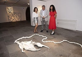 Carla Ramírez (izquierda) y Maï Diallo, con el Fernando Fernández, director general de la Fundación La Caja de Canarias, en la inauguración de la muestra.