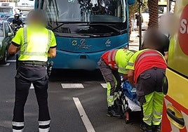 Imagen del lugar del accidente con el servicio del SUC atendiendo a la joven.