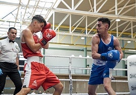Dos jóvenes promesas sobre el ring ante la atenta mirada del colegiado Juan Matías Rodríguez Bordón.