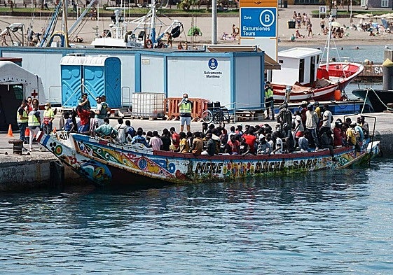 Imagen de un cayuco llegando a un puerto en Canarias.