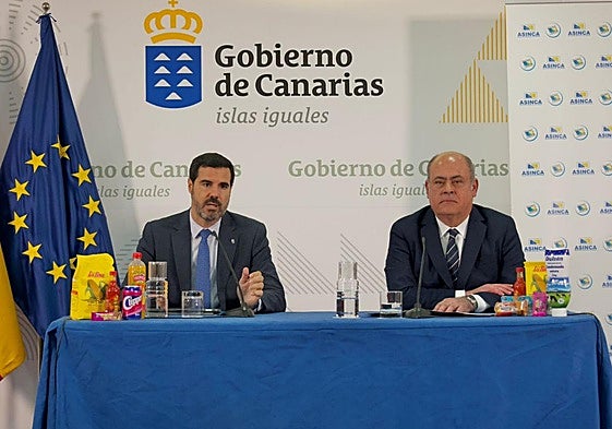 El viceconsejero de Economía e Internacionalización del Gobierno de Canarias y vicepresidente de Proexca, Gustavo González de Vega (i), y el presidente regional de Asinca, Virgilio Correa Suárez (d).