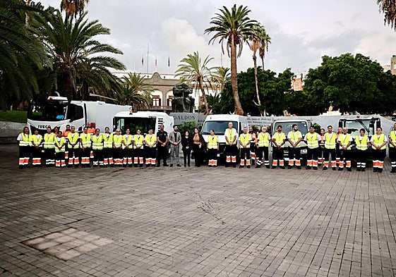 Integrantes del equipo de refuerzo de la limpieza de Las Palmas de Gran Canaria.