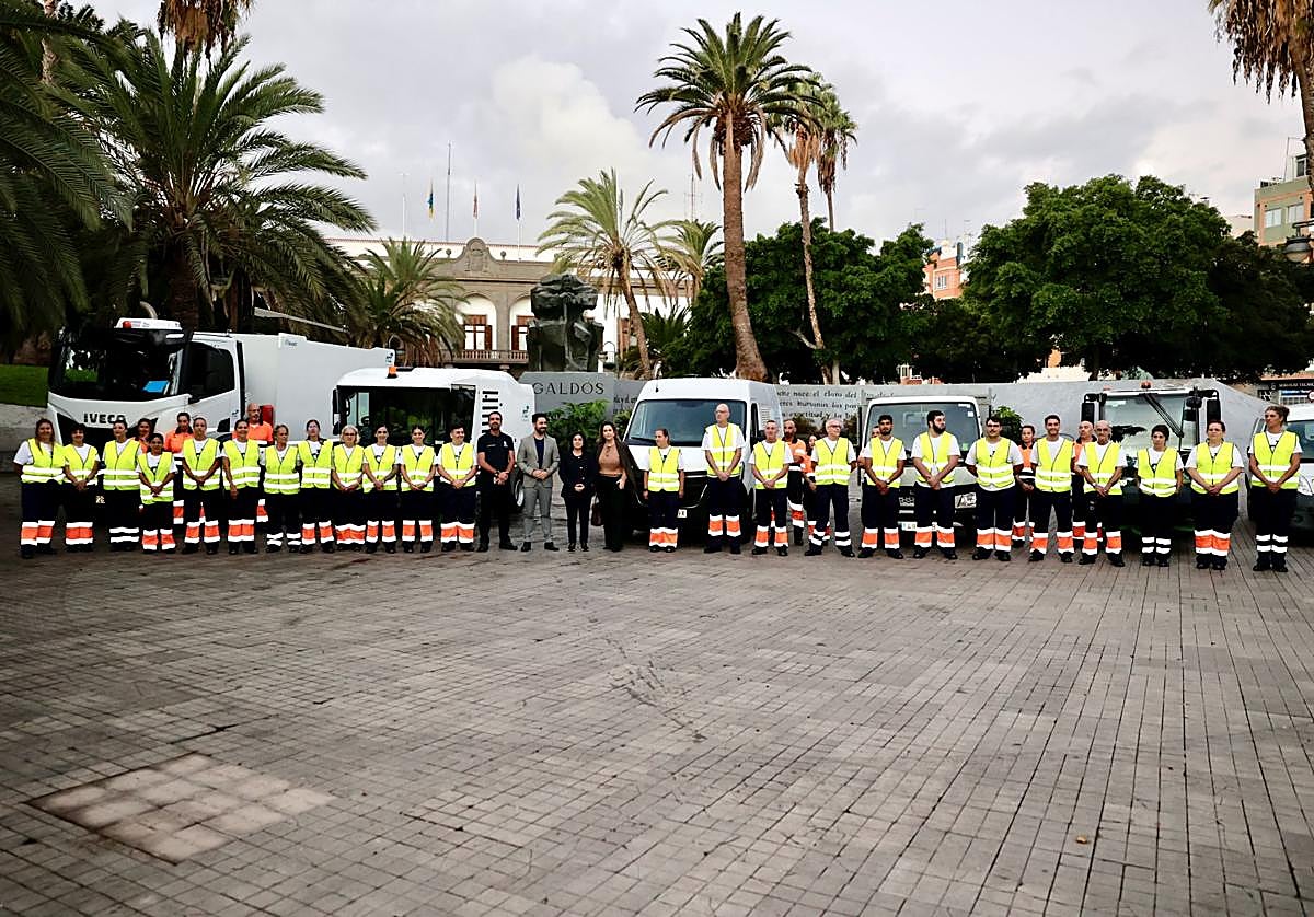 Integrantes del equipo de refuerzo de la limpieza de Las Palmas de Gran Canaria.