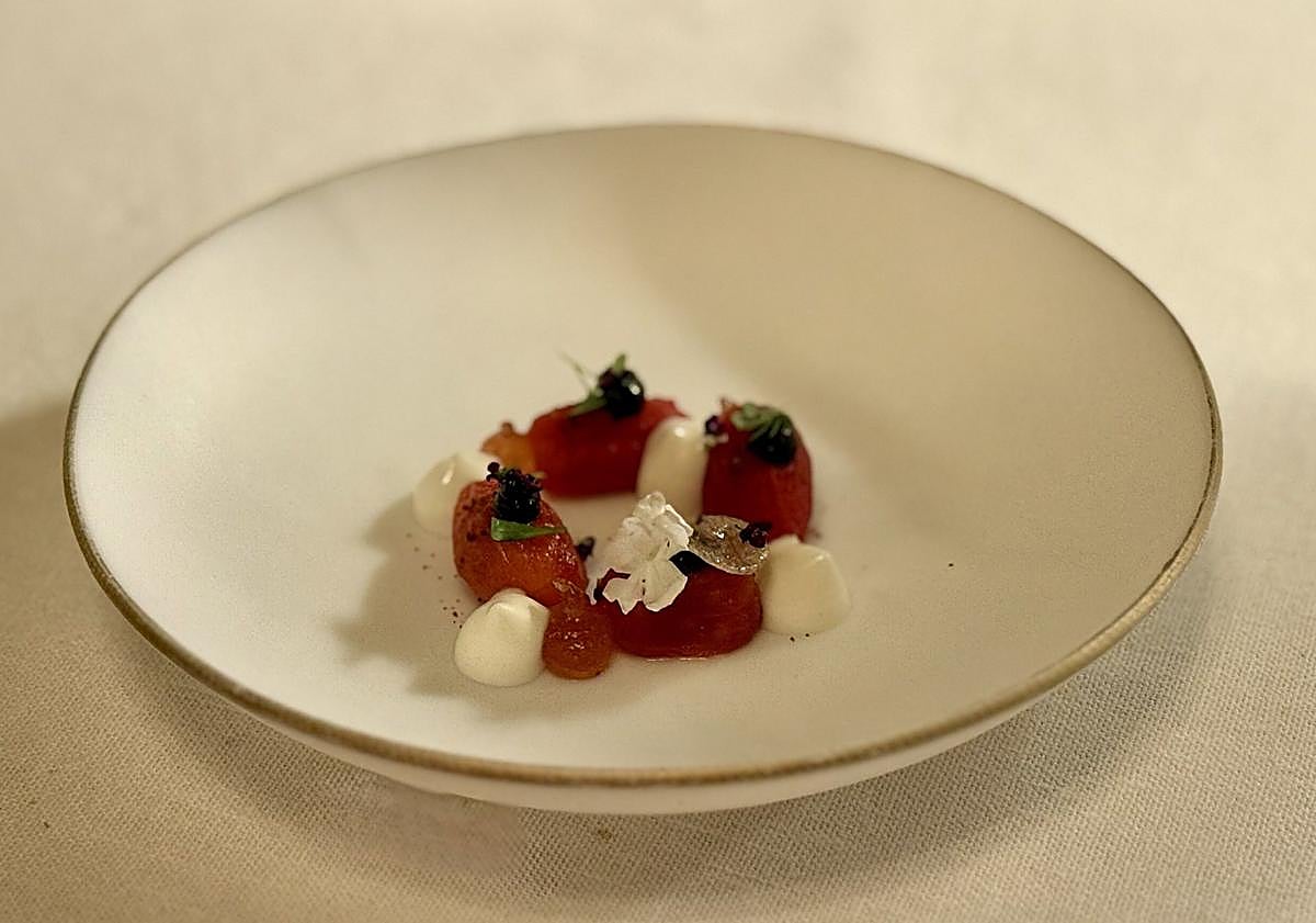 Imagen principal - Tomates encurtidos, sopa de cebolla y Grand Vintage 2015. 