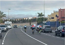 Ciclistas circulando por una calle de la urbanización turística de Meloneras.