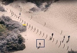Personas transitando fuera de los senderos habilitados en las dunas captadas con un dron.