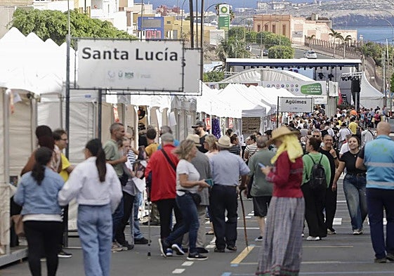Visitantes en el primer día de la Feria del Sureste en Carrizal.