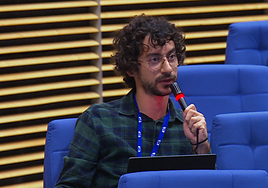 Periodista haciendo la pregunta el 13 de octubre.