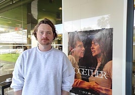 El cineasta norteamericano Michael Shanks se ha estrenado en el largometraje con la exitosa 'Together'.