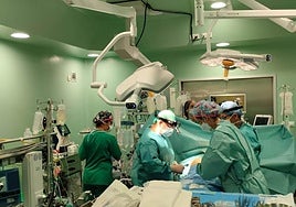 Personal sanitario realizando un trasplante en el hospital de Gran Canaria Doctor Negrín.