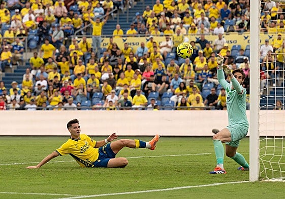 Mika ve cómo entra su remate para subir el empate.