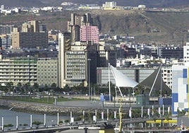 Imagen de archivo donde se aprecia a la izquierda la Casa del Marino en la capital grancanaria.