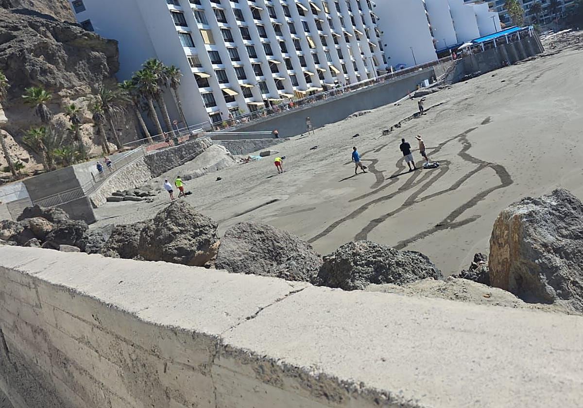 Operarios municipales de Mogán, este lunes, en plena tarea de limpieza de la playa de Patalavaca.