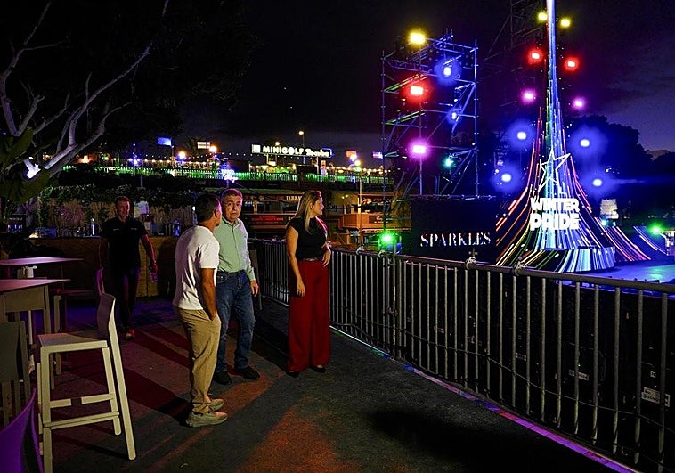 El alcalde, la concejal y parte de la organización, en la zona VIP del Winter Pride.