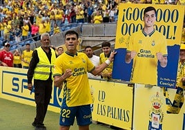 Ale García celebra su gol frente al Rancing con la afición.