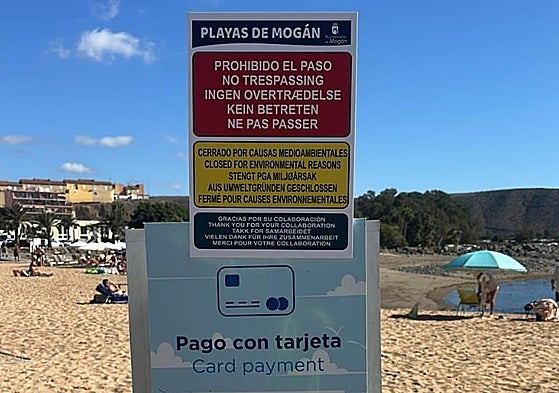 Cartel de cierre al baño de la playa de El Perchel, en Arguineguín.
