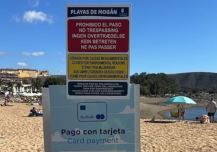 Cartel de cierre al baño de la playa de El Perchel, en Arguineguín.