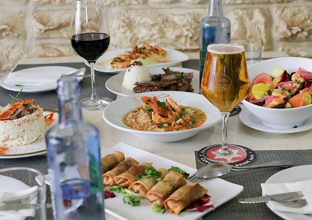 Imagen secundaria 1 - Sala y mesas de Gazuza.