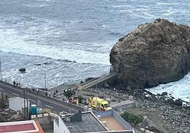 Seis heridos tras sufrir un golpe del mar en la costa de Santa Cruz de Tenerife.