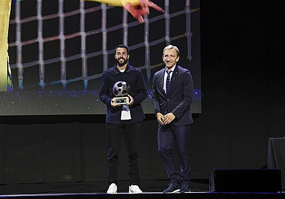 Kirian Rodríguez posando con su premio en la gala de la AFE.