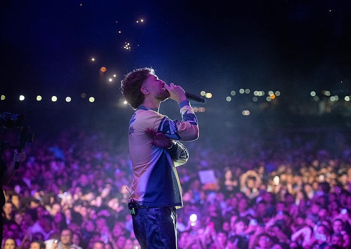 Imagen secundaria 1 - Abraham Mateo, Lucho RK y Lucrecia, sobre el escenario.