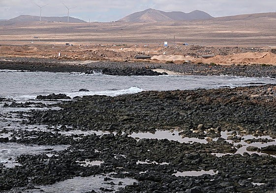 Obras de urbanización del plan parcial Rosa del Lago, al norte de Puerto Lajas, desde la costa del municipio de Puerto del Rosario.