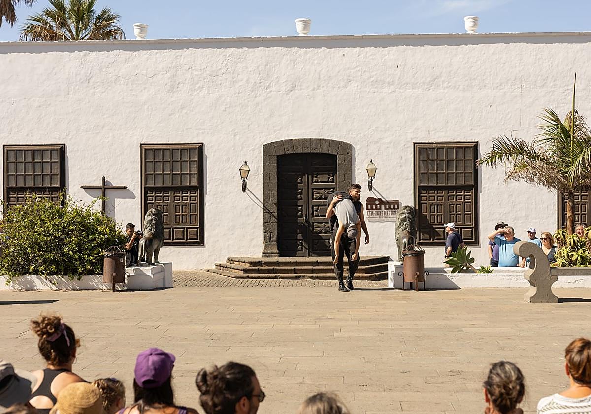 Imagen principal - Traslación cierra su edición más comprometida con una gala solidaria a favor de Adislan