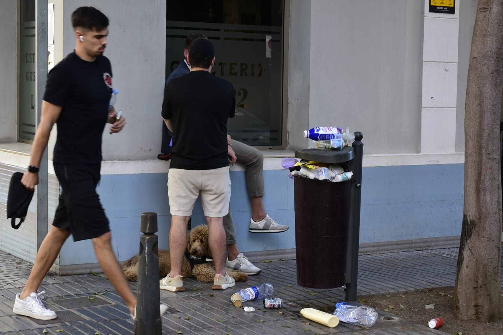 Basura, suciedad y dejadez en la calle Italia