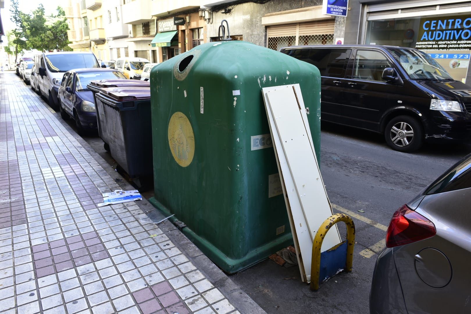 Basura, suciedad y dejadez en la calle Italia