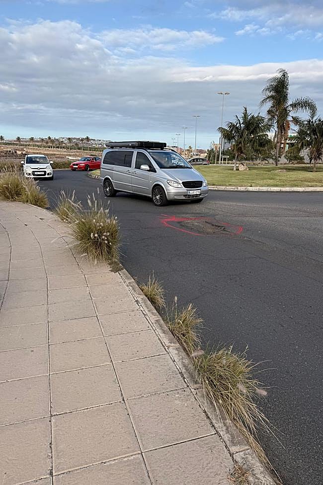 Vehículo sorteando el socavón una vez señalizado.