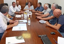 El consejero de Obras y Servicios del Cabildo, Blas Acosta, explica a la alcaldesa de Tuineje, Candi Umpiérrez, entre otros, el proyecto de recuperación de la zona de Manitaga.