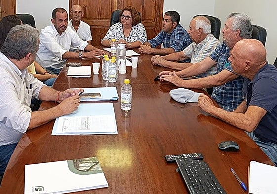 El consejero de Obras y Servicios del Cabildo, Blas Acosta, explica a la alcaldesa de Tuineje, Candi Umpiérrez, entre otros, el proyecto de recuperación de la zona de Manitaga.