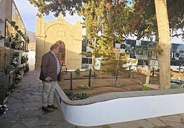 Matías Peña, alcalde, en el camposanto de Antigua.