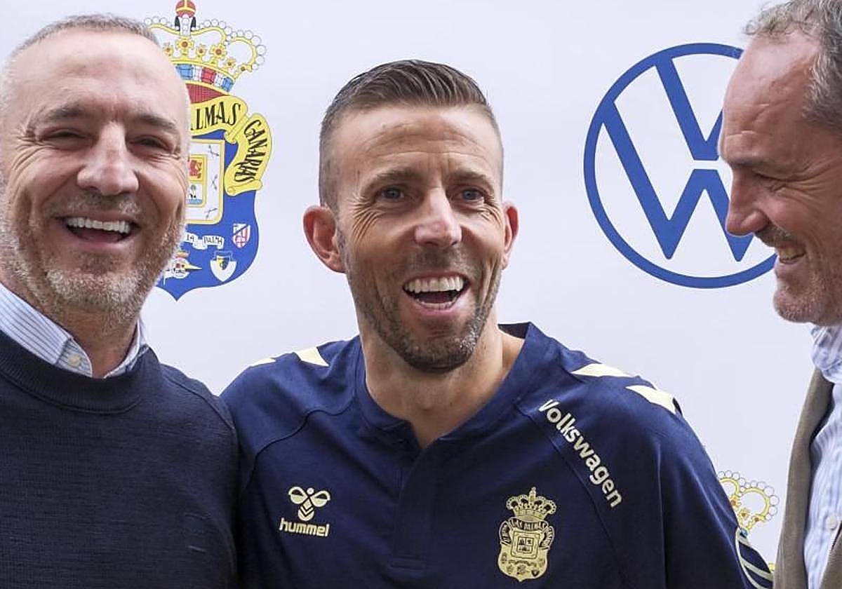 Miguel Ángel Ramírez, Luis García y Luis Helguera, sonrientes los tres, durante el acto de presentación del entrenador de la UD el pasado mes de julio.