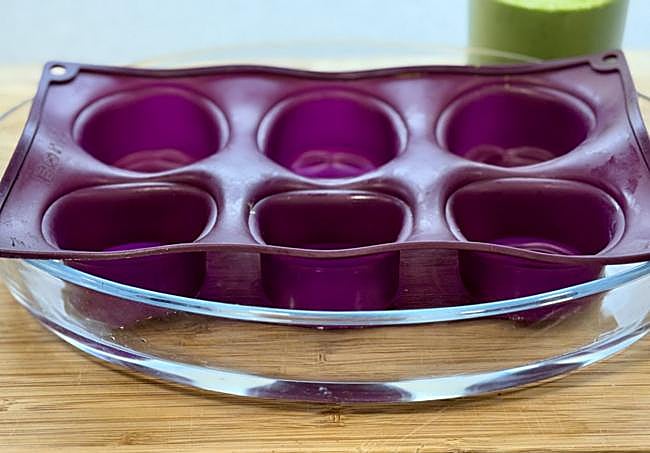 Engrasamos y colocamos en una bandeja con agua